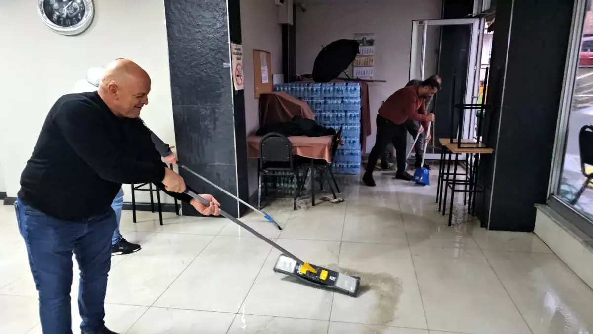 Edirne'de Şiddetli Sağanaklar Ev ve İş Yerlerini Sular Altına Soktu