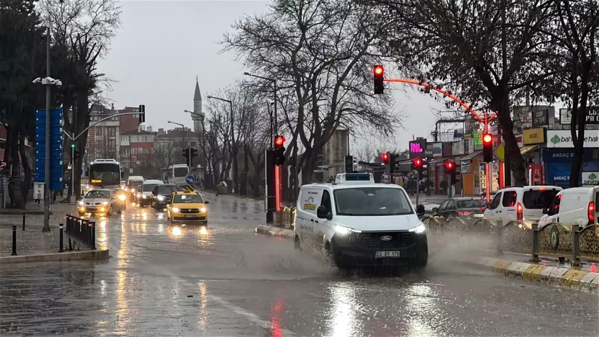 Edirne'de Şiddetli Sağanak Sonrası Su Baskınları Şehir Sokaklarını Kapladı