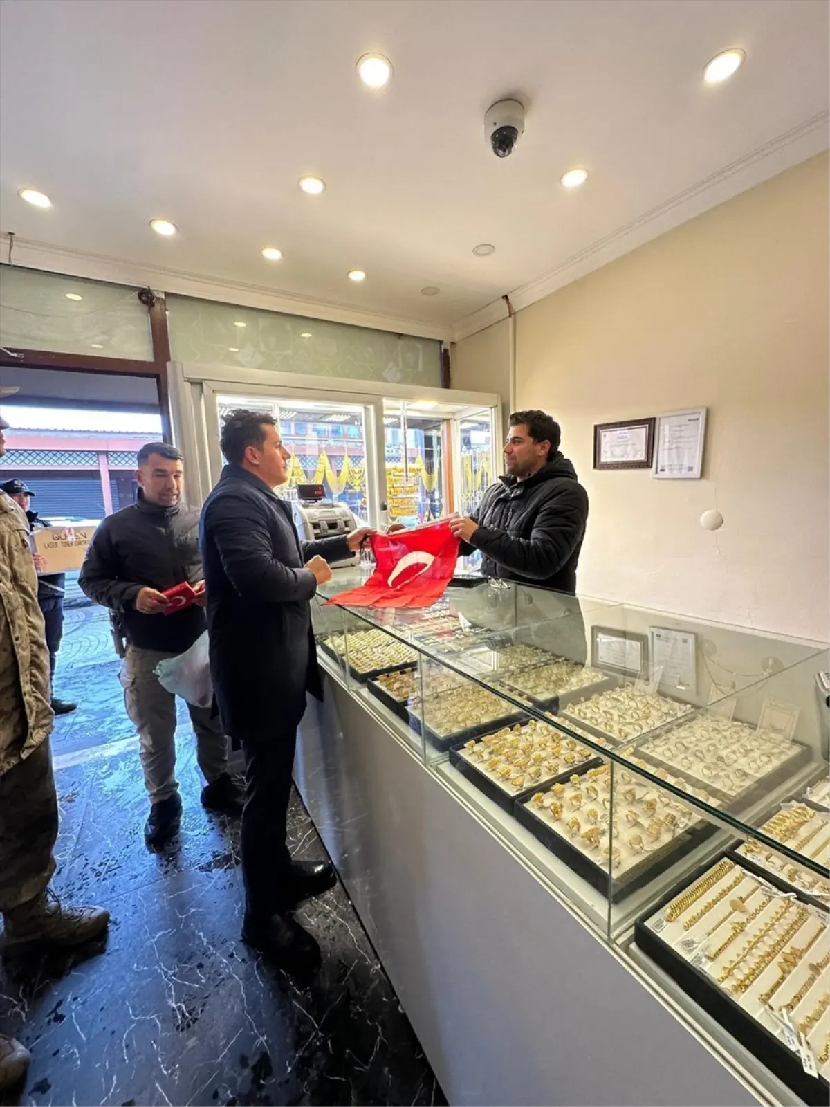 Eruh Kaymakamı, Esnafa Türk Bayrağı Dağıtarak Milli Değerleri Vurguladı