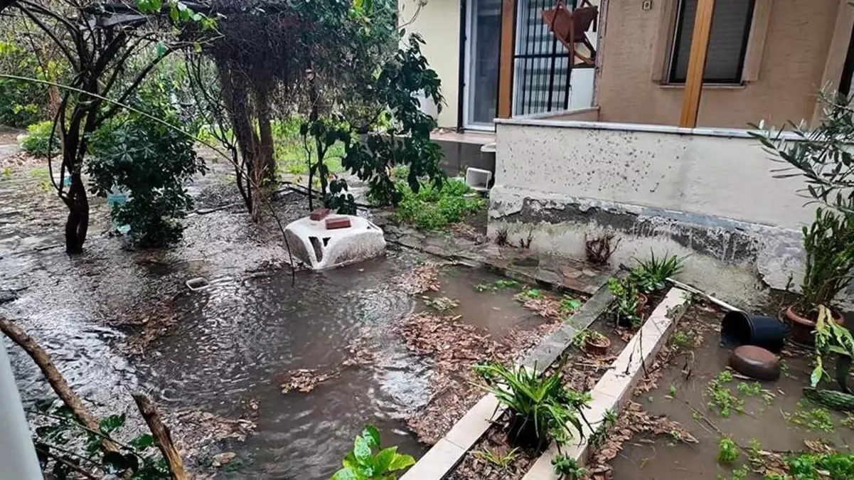 Foça’da Şiddetli Sağanak Yağmur ve Ani Taşkın Oluştu