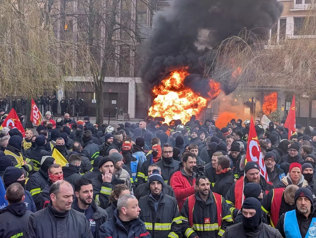 Lille'de Itfaiyeciler Çalışma Koşullarını Protesto Etti, Polisle Gerginlik Yaşandı