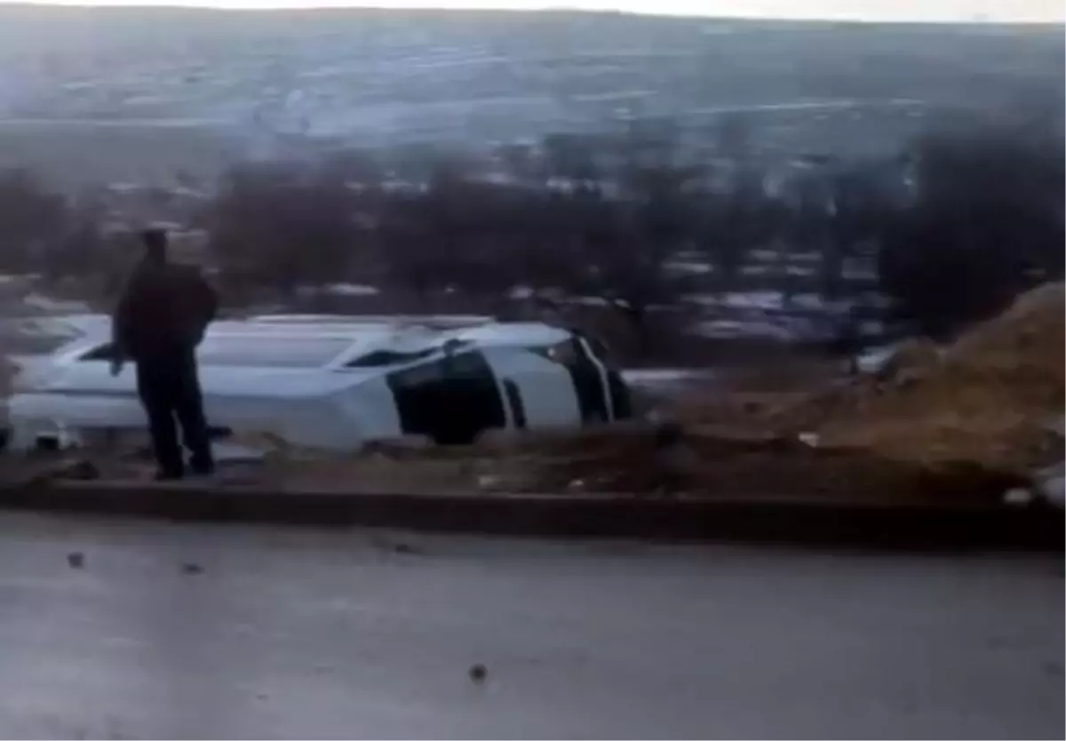Gaziantep'te Servis Minibüsü Kaygan Yolda Devrildi: 10 İşçi Yaralandı