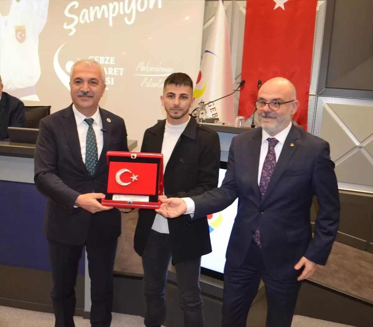Eray Şamdan, GTO'nun Onur Plaketini Aldı