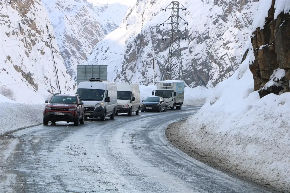 Hakkari‑Van Kara Yolunda Çığ Temizliği Başarıyla Tamamlandı