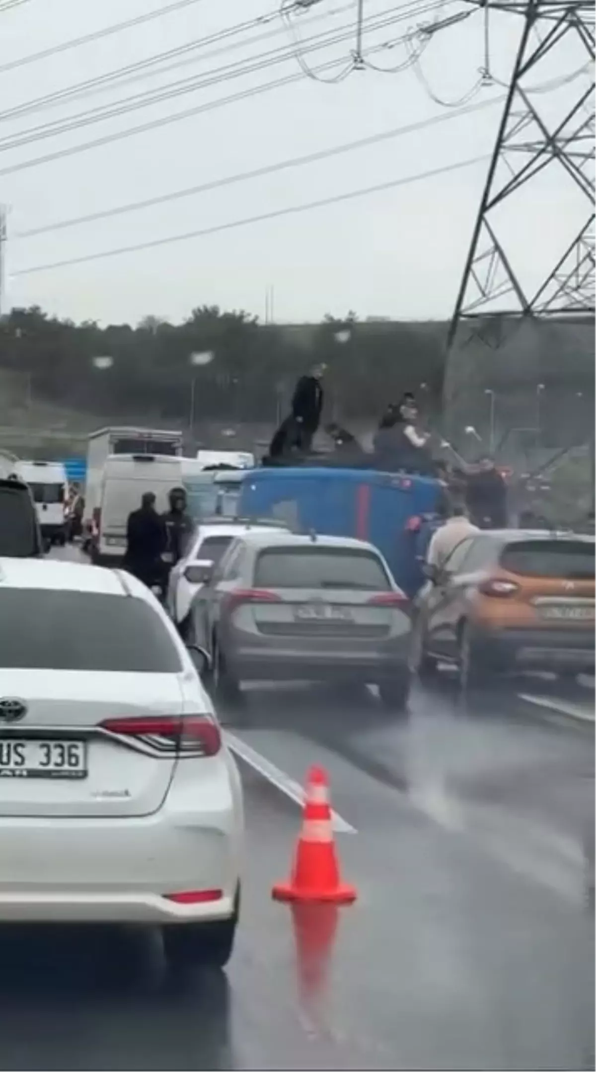 Kemerburgaz’da Cezaevi Nakil Aracı Devrildi: Yaralılar Hastaneye Sevk Edildi