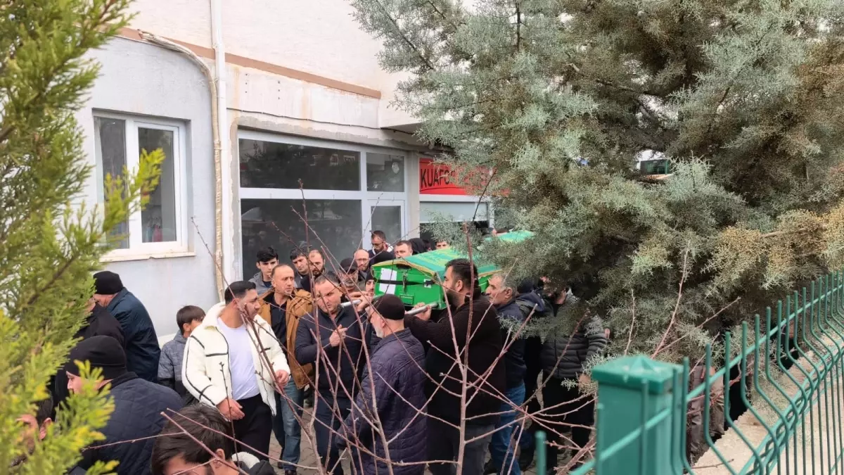 İnegöl'de TIR Devrildi, Emrah Aydın Hayatını Kaybetti