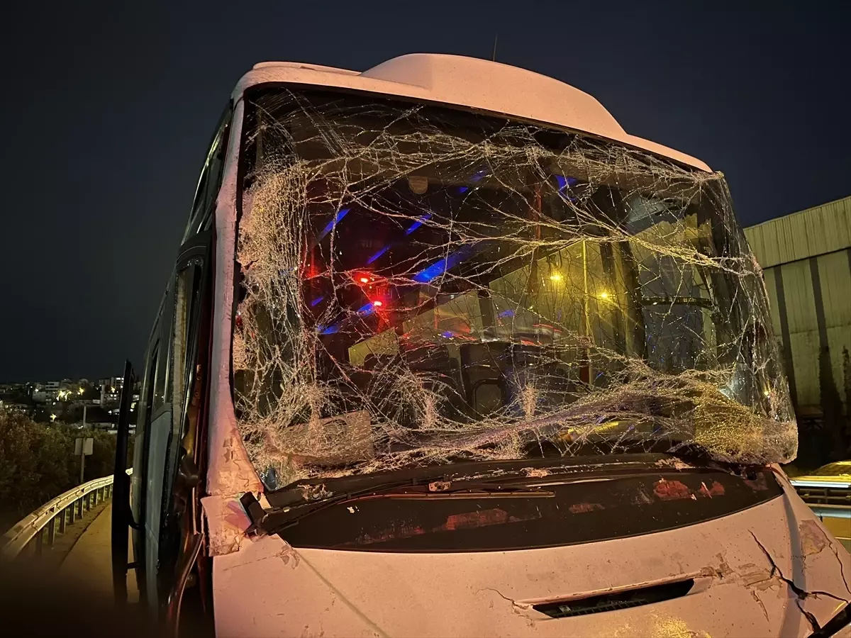 Kocaeli'de Anadolu Otoyolu'nda Minibüs Çarpması: 6 Yaralı