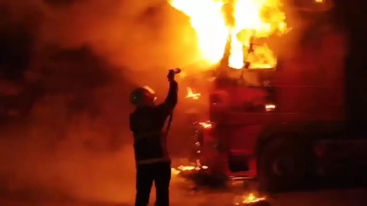 Şanlıurfa’da TIR Yangını: Elektrik Arızası Nedeniyle Büyük Hasar