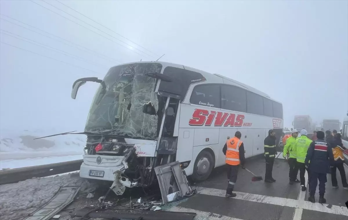 Sivas'ta Yoğun Sis, Zincirleme Trafik Kazasına Yol Açtı