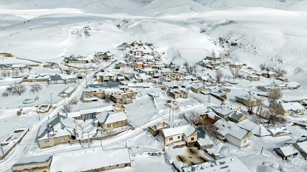 Süphan Dağı Eteğindeki Köylerde Şiddetli Kar ve Zorlu Kış Şartları