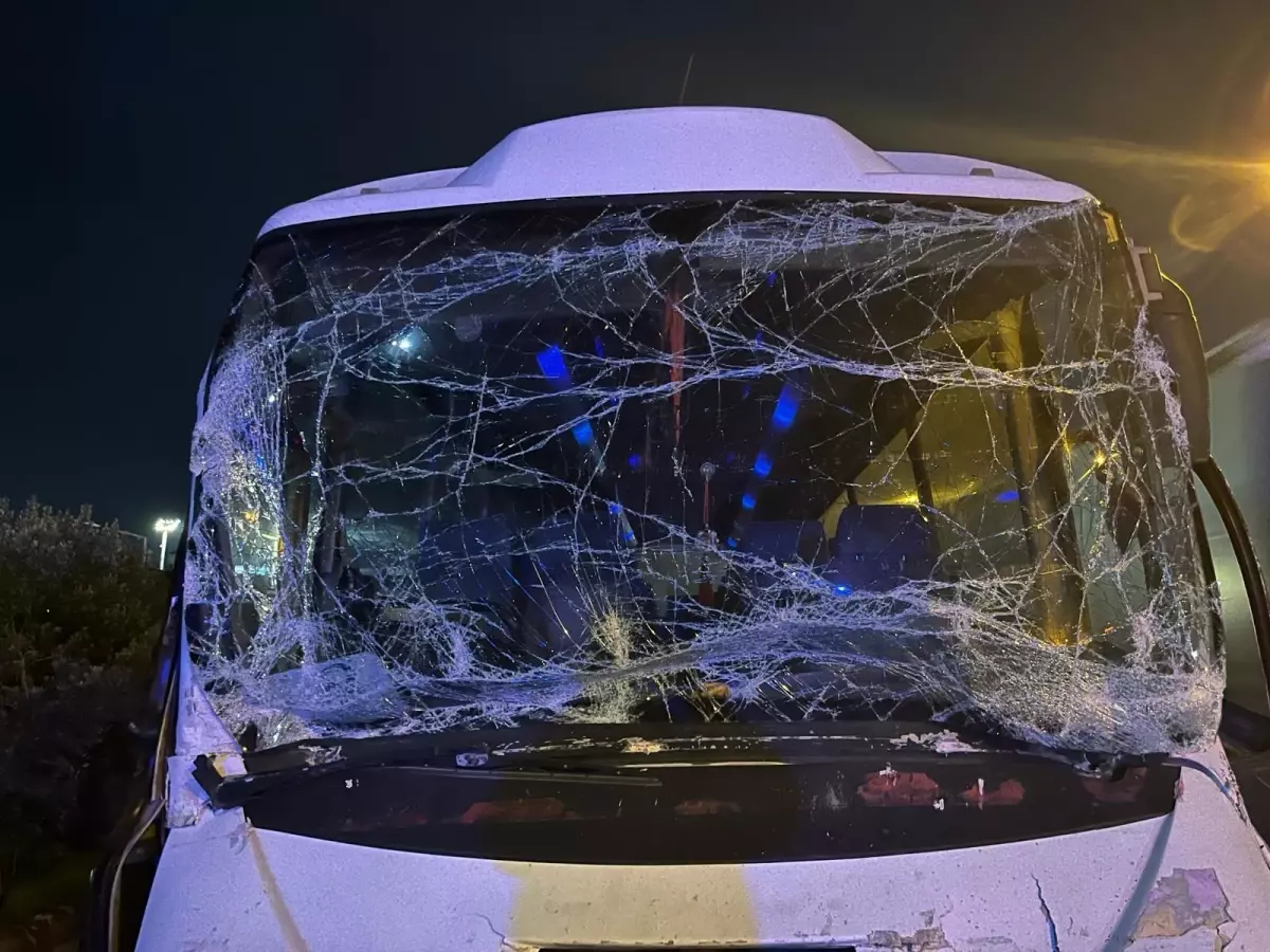 Kocaeli TEM Otoyolu'nda Minibüs-TIR Çarpışması: 6 Yaralı