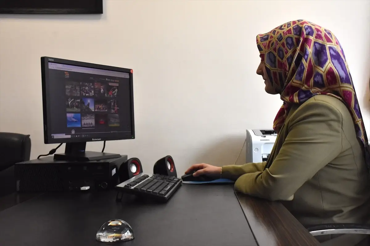 AA’nın 2025 Yılın Kareleri Oylaması Başladı: Jüri Özlem Demirbaş Fotoğrafları İnceliyor