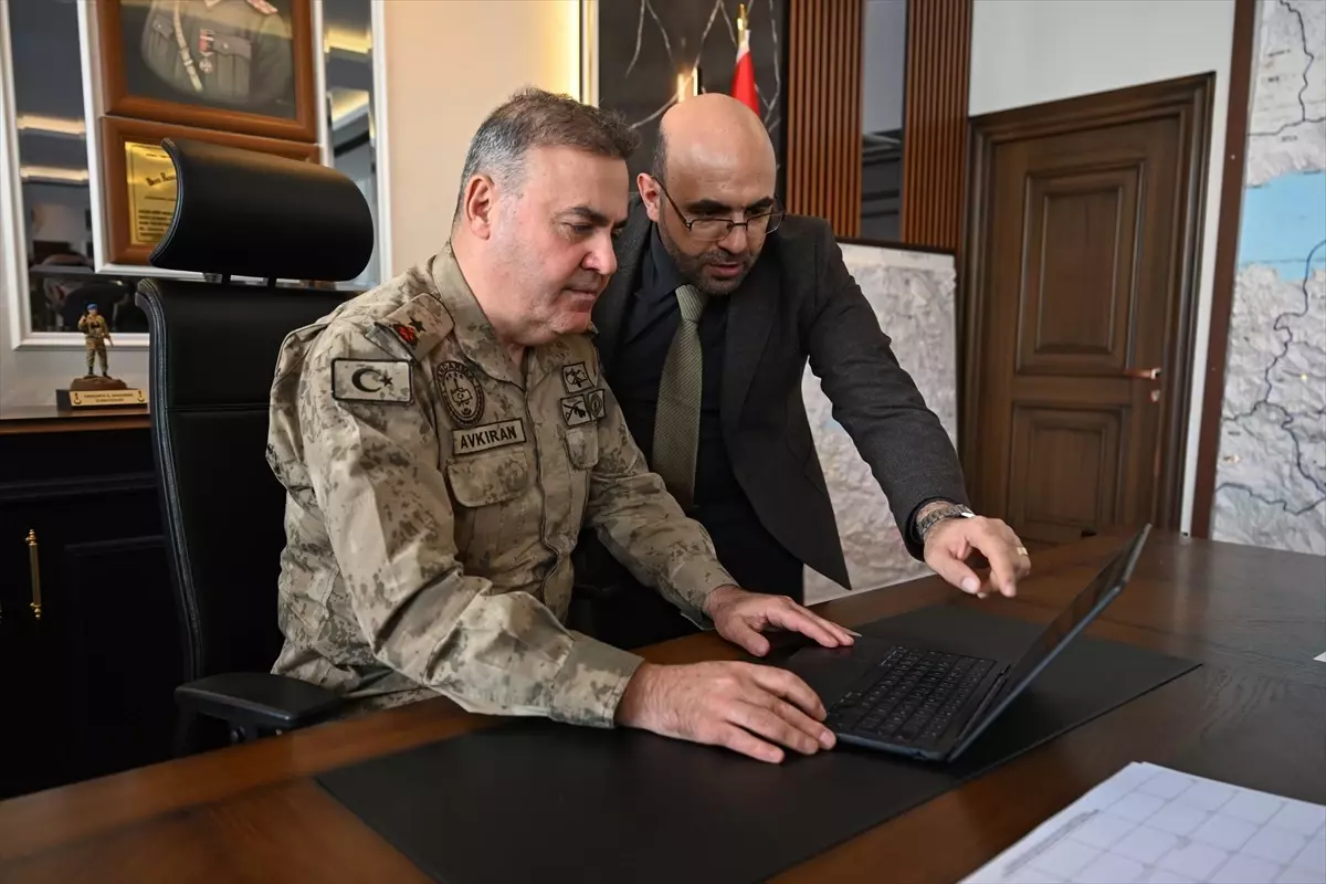 Tuğgeneral Mücahit Avkıran, 2025 Yılın Kareleri Oylamasında Seçilen Fotoğrafları Açıklıyor