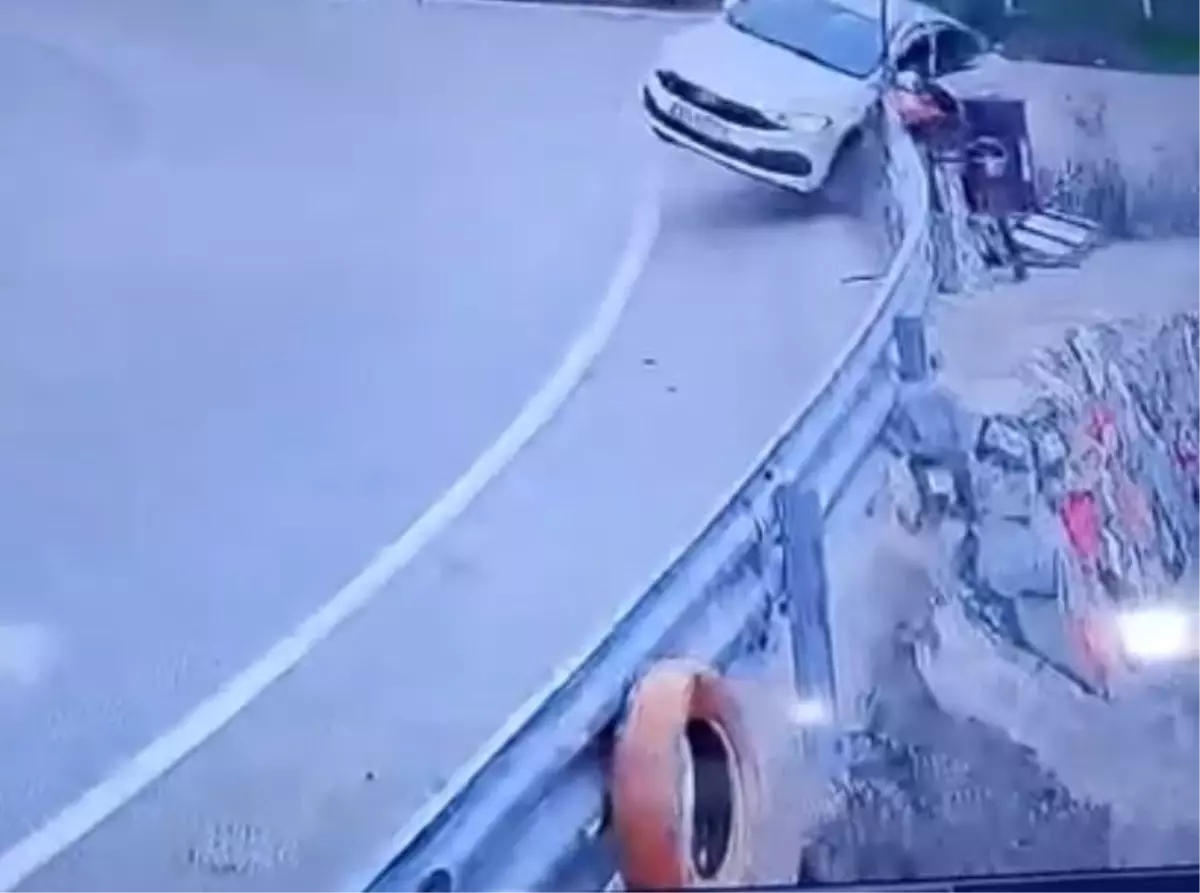 Bursa Uludağ Yolunda Kaygan Zemin Nedeniyle Otomobil Bariyere Çarptı