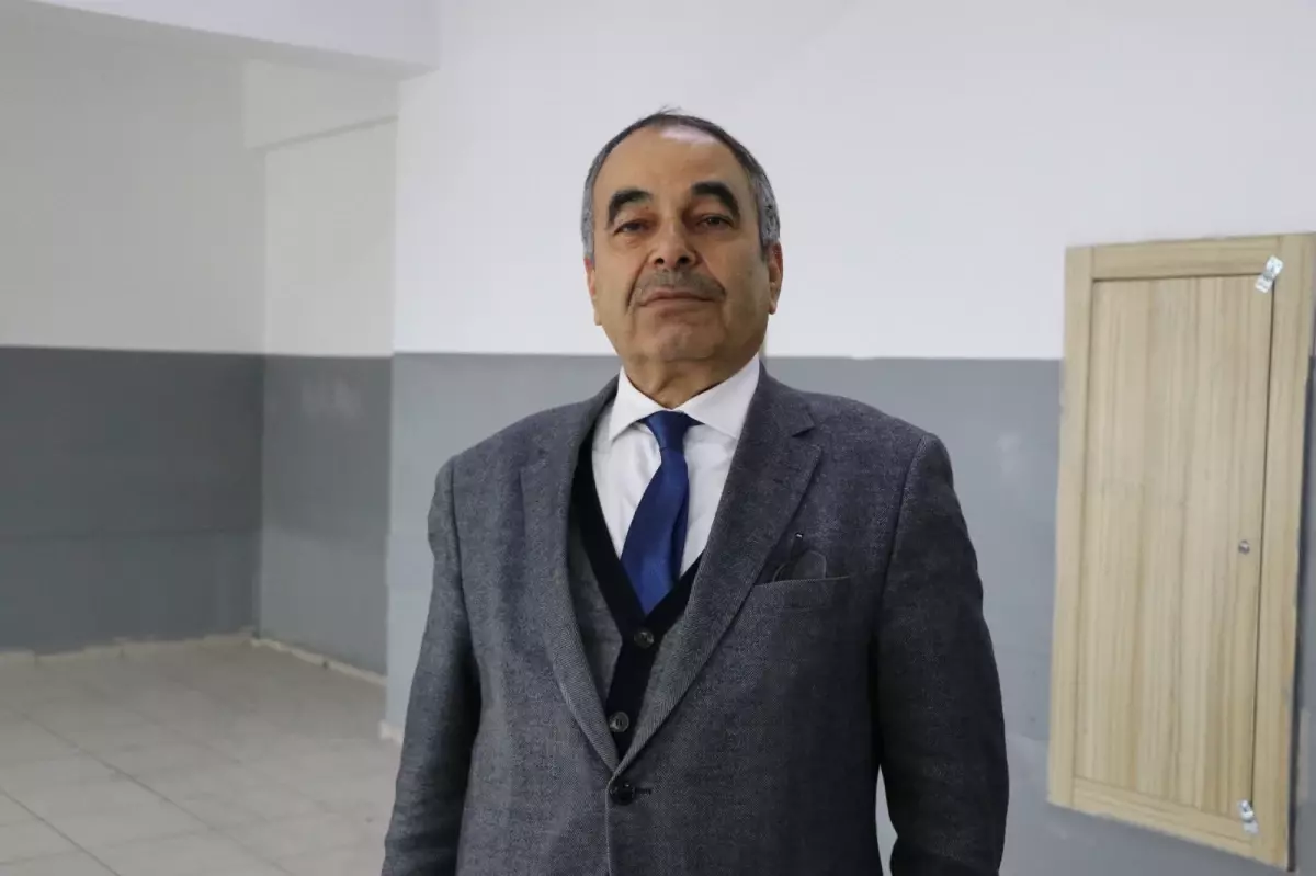 Yükümlüler, Şehit Nuri Aydın Sağır Anadolu Lisesi'ni Boyayarak Yeni Eğitim Dönemine Hazırlandı
