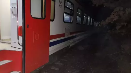 Balıkesir'de Toprak Kayması Nedeniyle Tren Raylardan Çıktı, Yolcular Otobüsle Tahliye Edildi