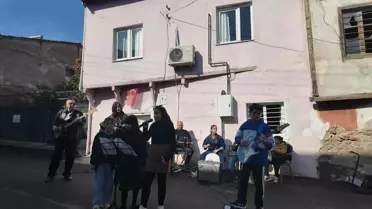 Barış Manço anısına Kozan’da çiçek bırakma anı
