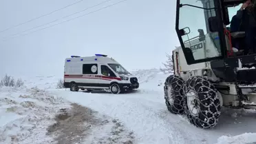 Sağlık ekiplerinin kar arabasıyla hastaları taşıması