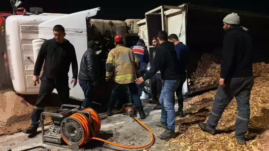 İnegöl'de Talaş Yüklü TIR Devrildi: Sürücü Emrah Aydın Hayatını Kaybetti