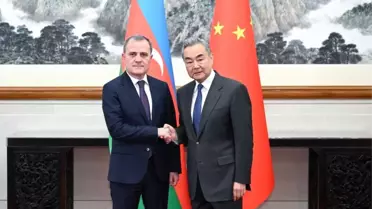 Wang Yi ve Azerbaycan yetkilileri toplantı anı