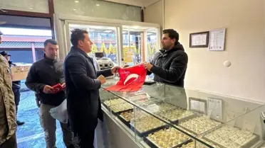 Eruh'ta esnafa dağıtılan Türk bayrağı