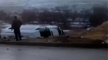 Kaza anındaki devrilen minibüs