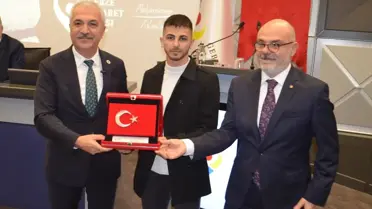 Eray Şamdan plaket alırken