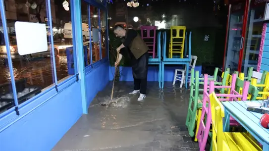 İzmir'de sel sonrası su birikintisi
