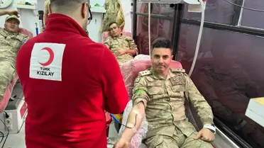 Jandarma mensuplarının kan bağışı standında görev yapması