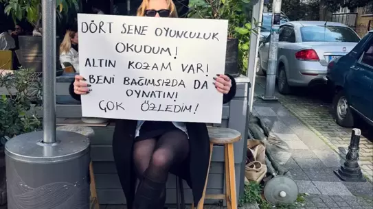 Hayal Köseoğlu, Pankartla Duygularını Paylaştı: “Dört Yıl Eğitim Aldım, Altın Koza’ma Sahip Oldum”