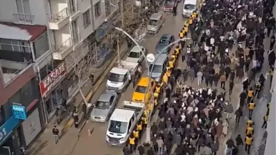 Van sokaklarında polis ve protestocular