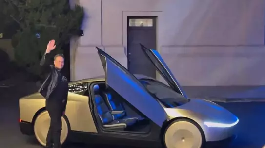 Elon Musk, Direksiyon ve Pedalsız Yeni Tesla Modelini Tanıttı