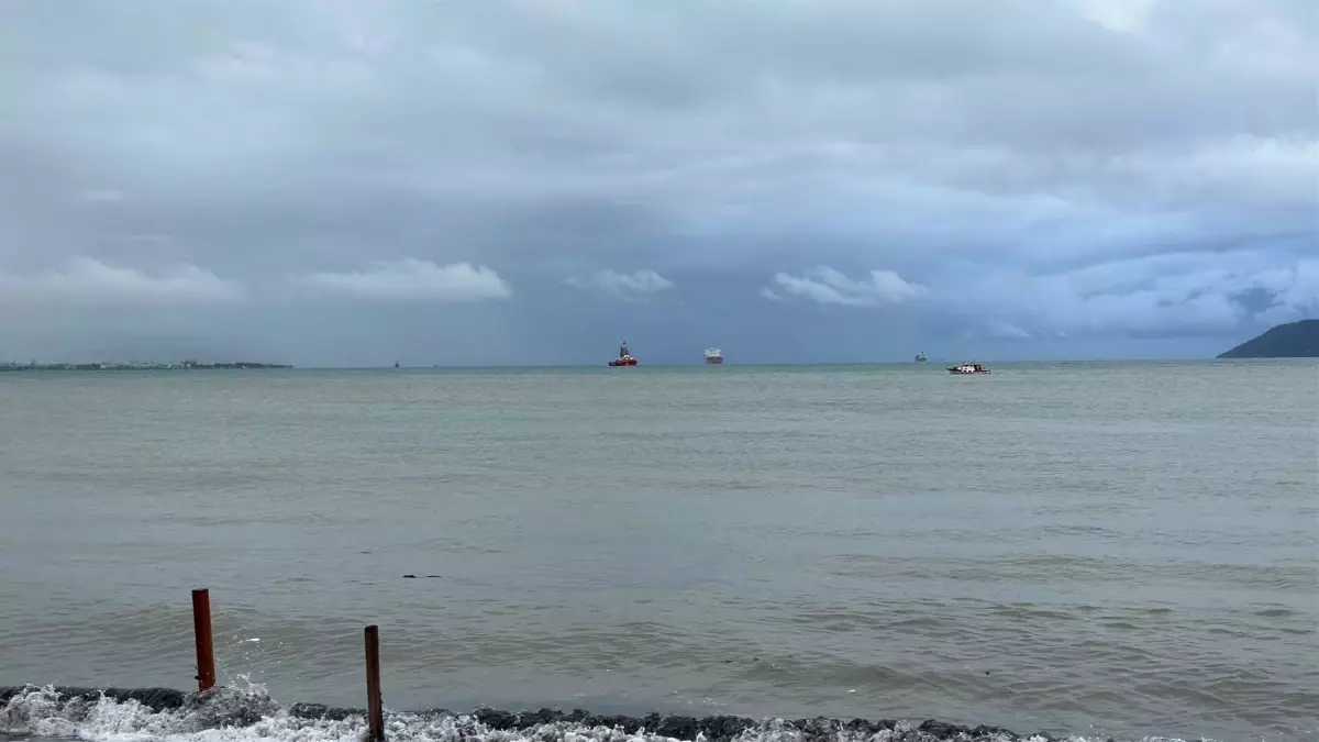Çanakkale Boğazı'nda kahverengi suyun görüntüsü