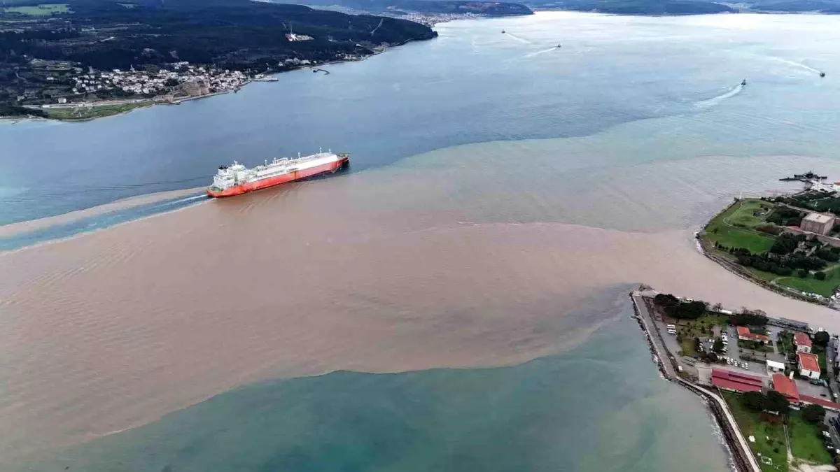 Yoğun Yağış Sonrası Çanakkale Boğazı'nda Su Rengi Kahverengiye Dönüştü