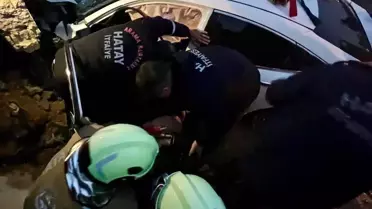 Hatay'ın Defne Mahallesi'nde Şarampole Devrilen Araçta 2 Kişi Yaralandı