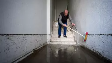 İzmir’de Şiddetli Yağışlar Evleri Sular Altına Soktu