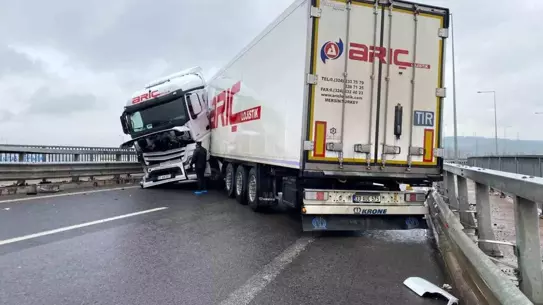 Kocaeli'de Şiddetli Yağış Sonrası Kaygan Yolda Tır Kontrolünü Kaybetti, Yaralı Yok