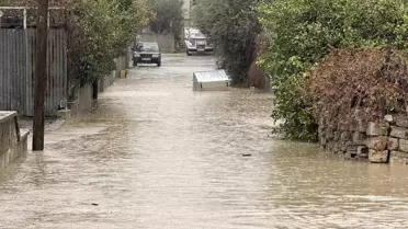 Tarsus’ta Şiddetli Sağanaklar Sokakları Sular Altına Çekti