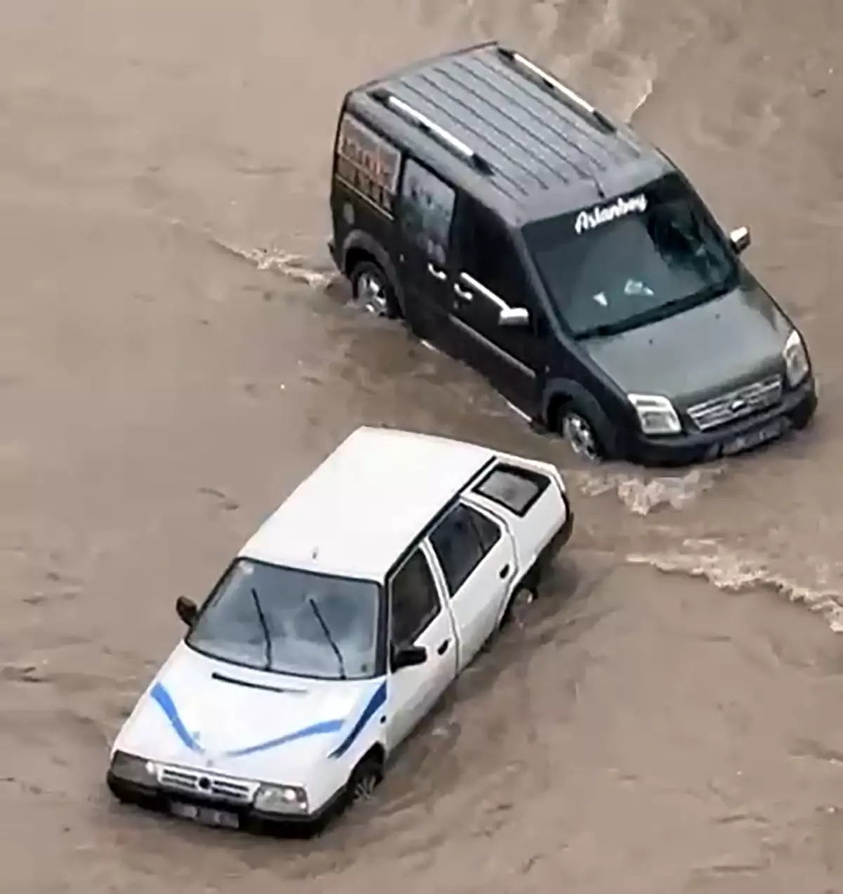 Adana sağanak sonrası suyla kaplı cadde