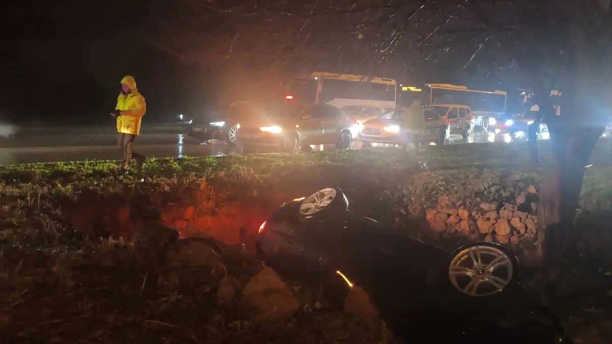 Antalya Kepez'de Çukura Düşen Araçta 3 Kişi Yaralandı