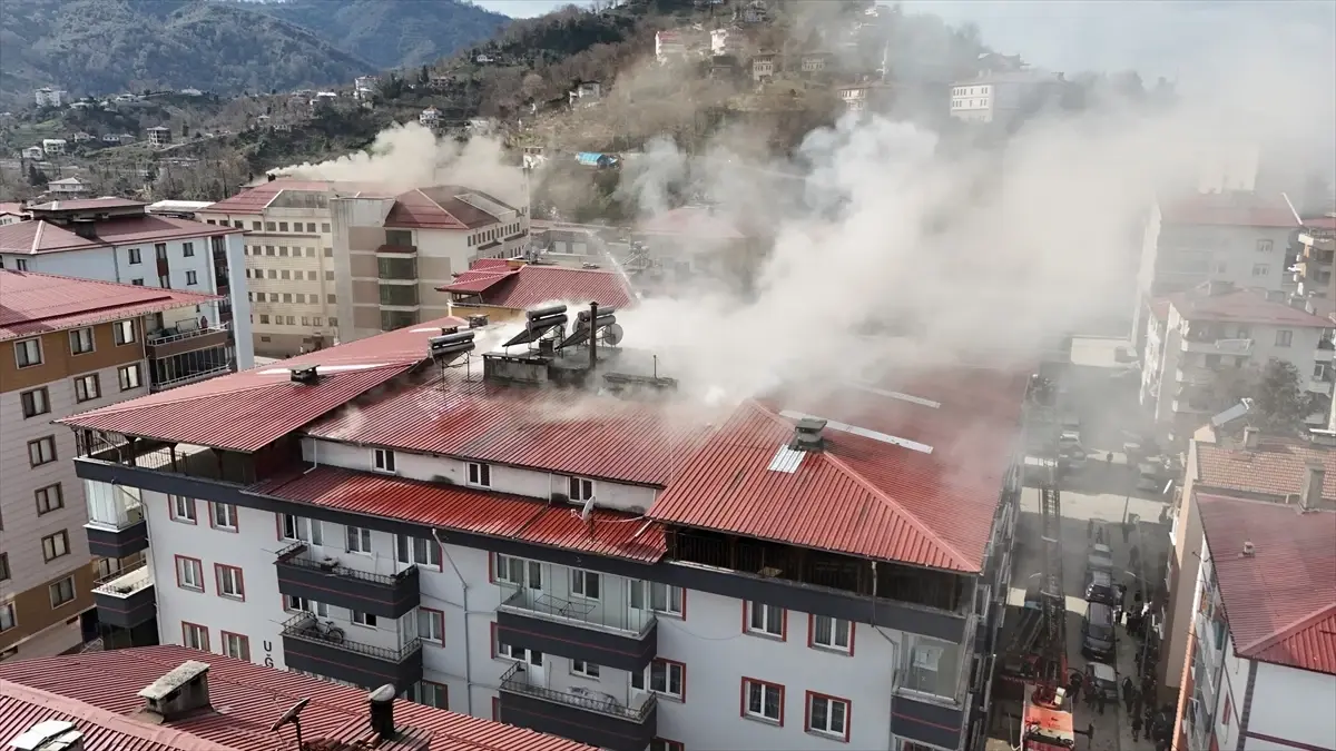 Artvin’in Arhavi İlçesinde Apartman Çatısında Çıkan Yangın Kontrol Altına Alındı