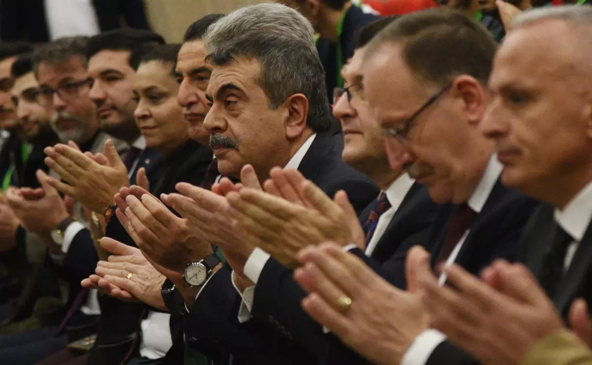 Bakan Tekin: Türkiye'de Başörtüsü Tartışmaları Tarihe Karıştı