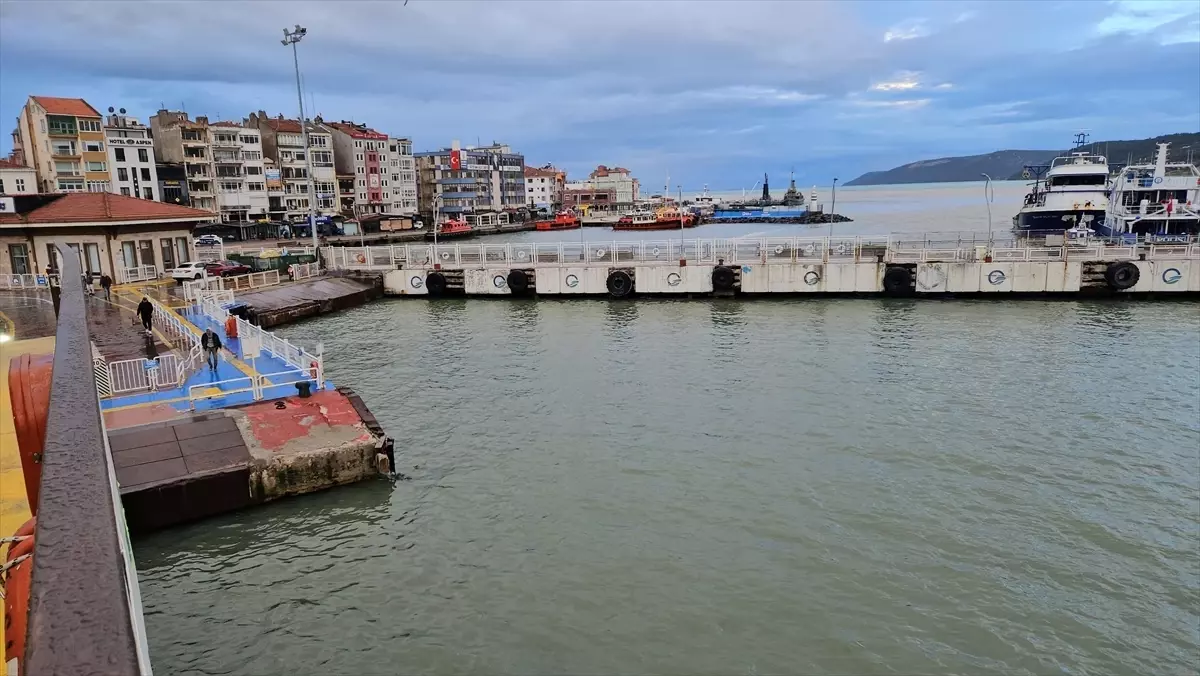 Çanakkale'de Şiddetli Sağanak Sonrası Deniz Renk Değişikliği ve Trafik Durumu
