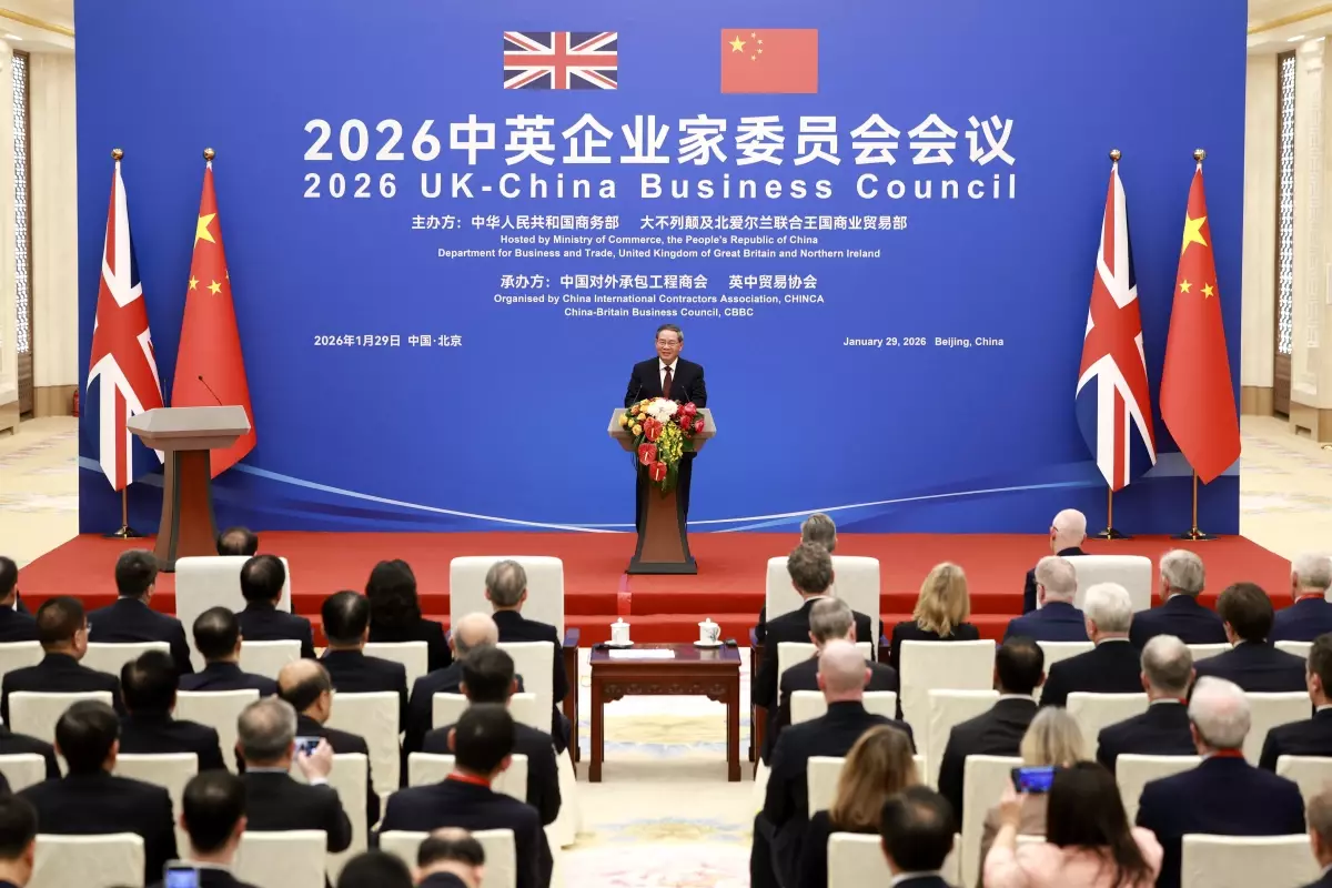 Li Qiang ve İngiltere temsilcileri birlikte