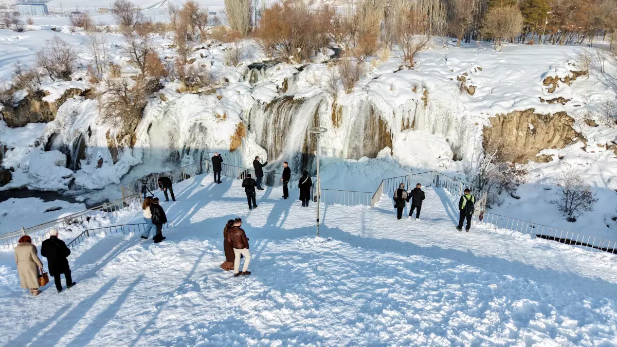 Muradiye Şelalesi Kışın Donarak Büyüleyici Bir Manzara Sunuyor