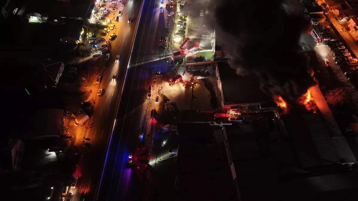 Düzce Kaynaşlı'da Strafor Üretim Tesisinde Çıkan Yangın İtfaiye Ekipleri Tarafından Söndürüldü