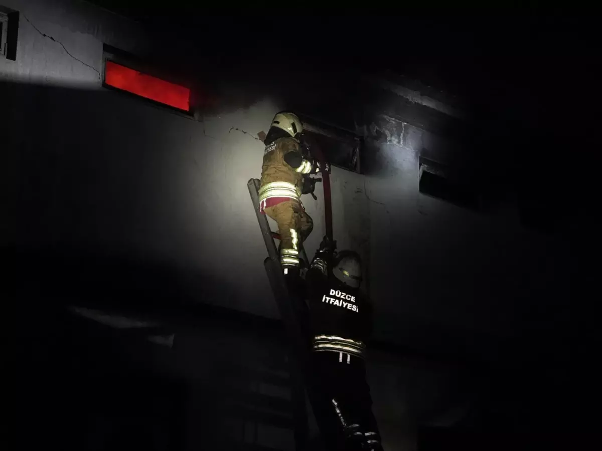 Düzce Strafor Fabrikasındaki Yangın Başarıyla Kontrol Altına Alındı