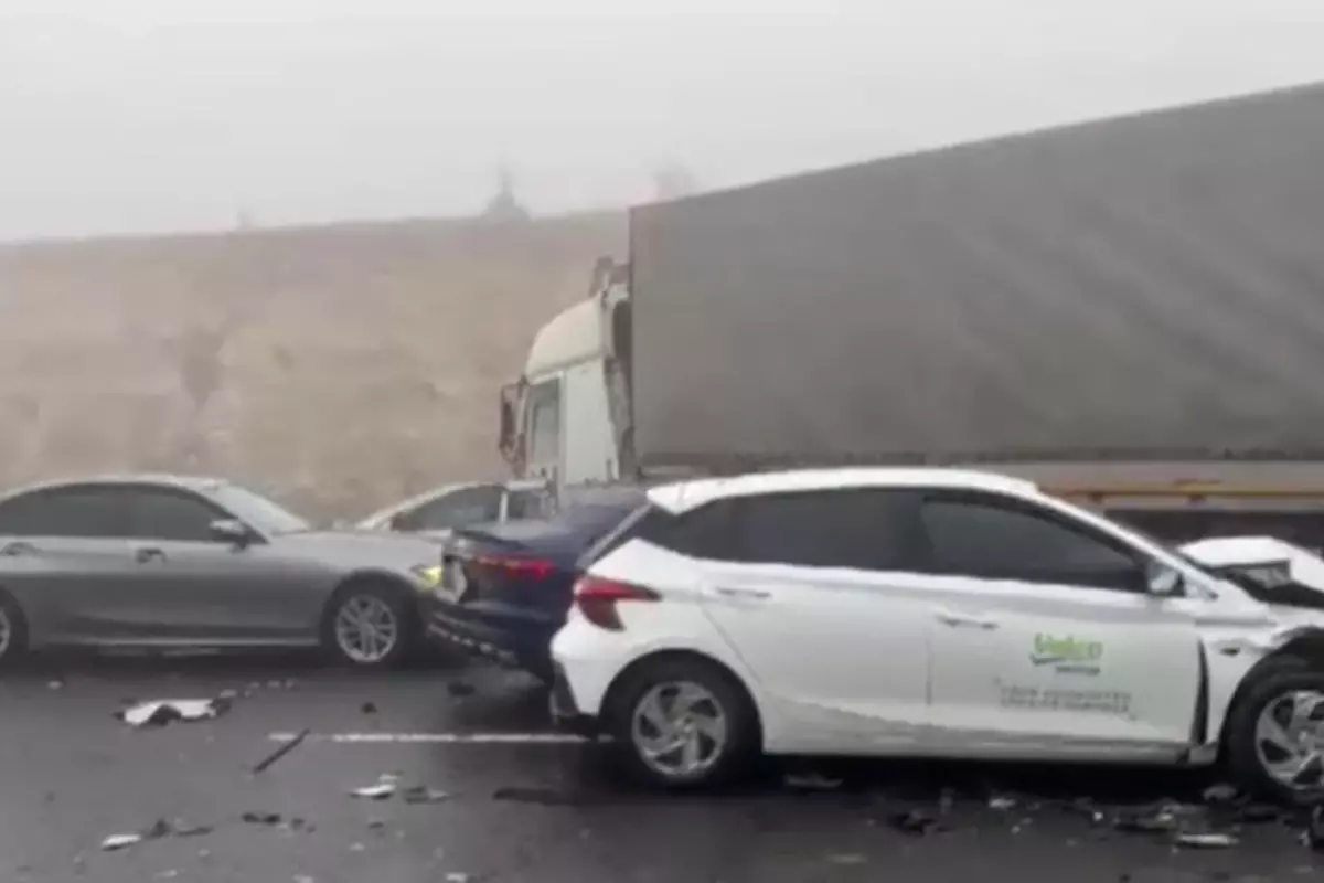Gaziantep'te Yoğun Sis Nedeniyle Zincirleme Trafik Kazası: 2 Ölü, Çok Sayıda Yaralı