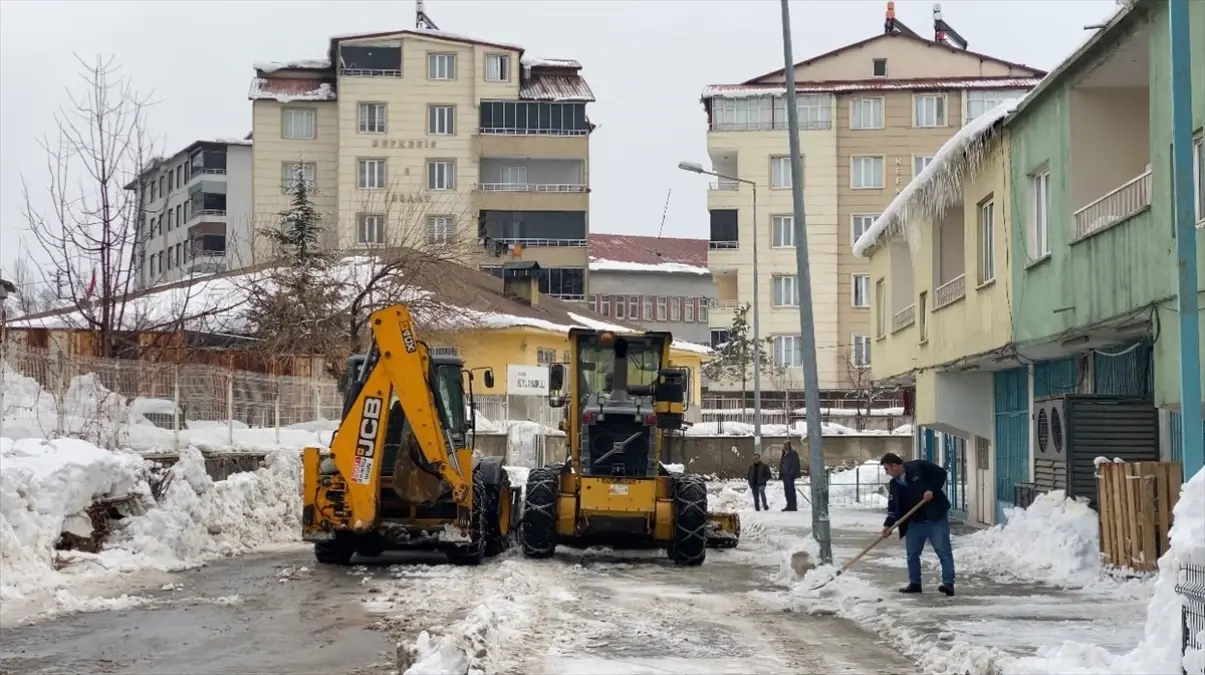 Hizan’da Karla Mücadele Çalışmaları Hız Kesmeden Sürüyor