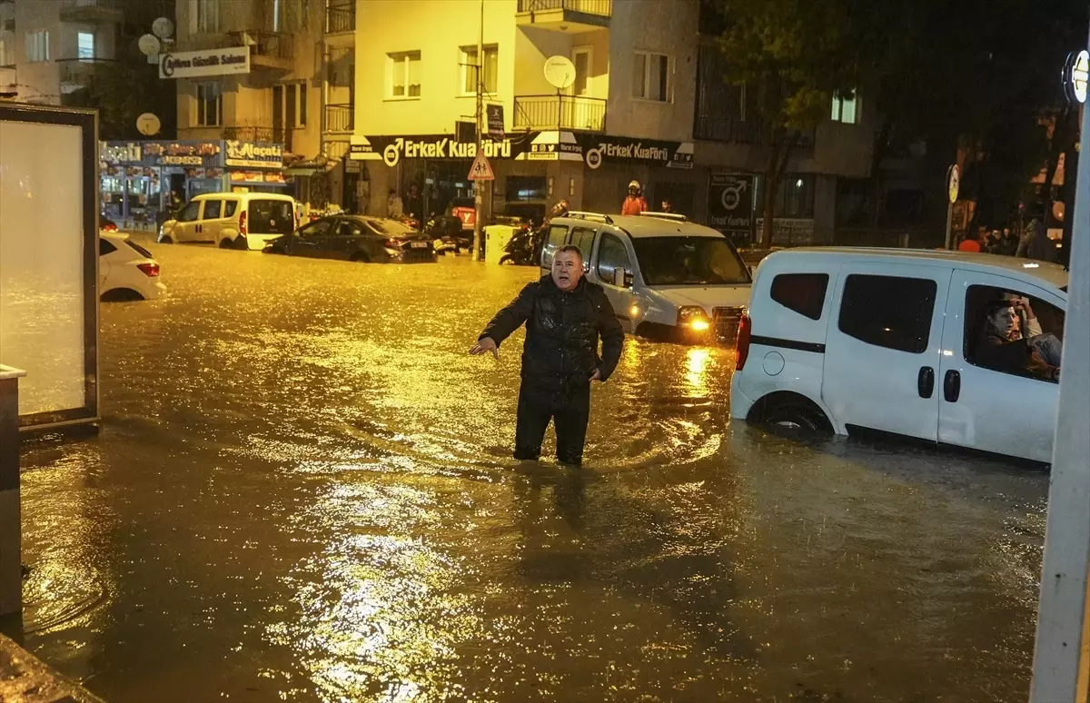 İzmir'de Şiddetli Sağanak ve Fırtına Nedeniyle Su Baskınları Yaşandı